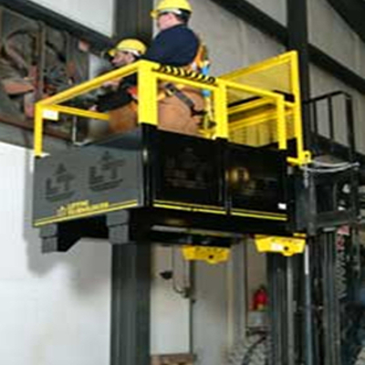 Forklift mounted manbasket lift